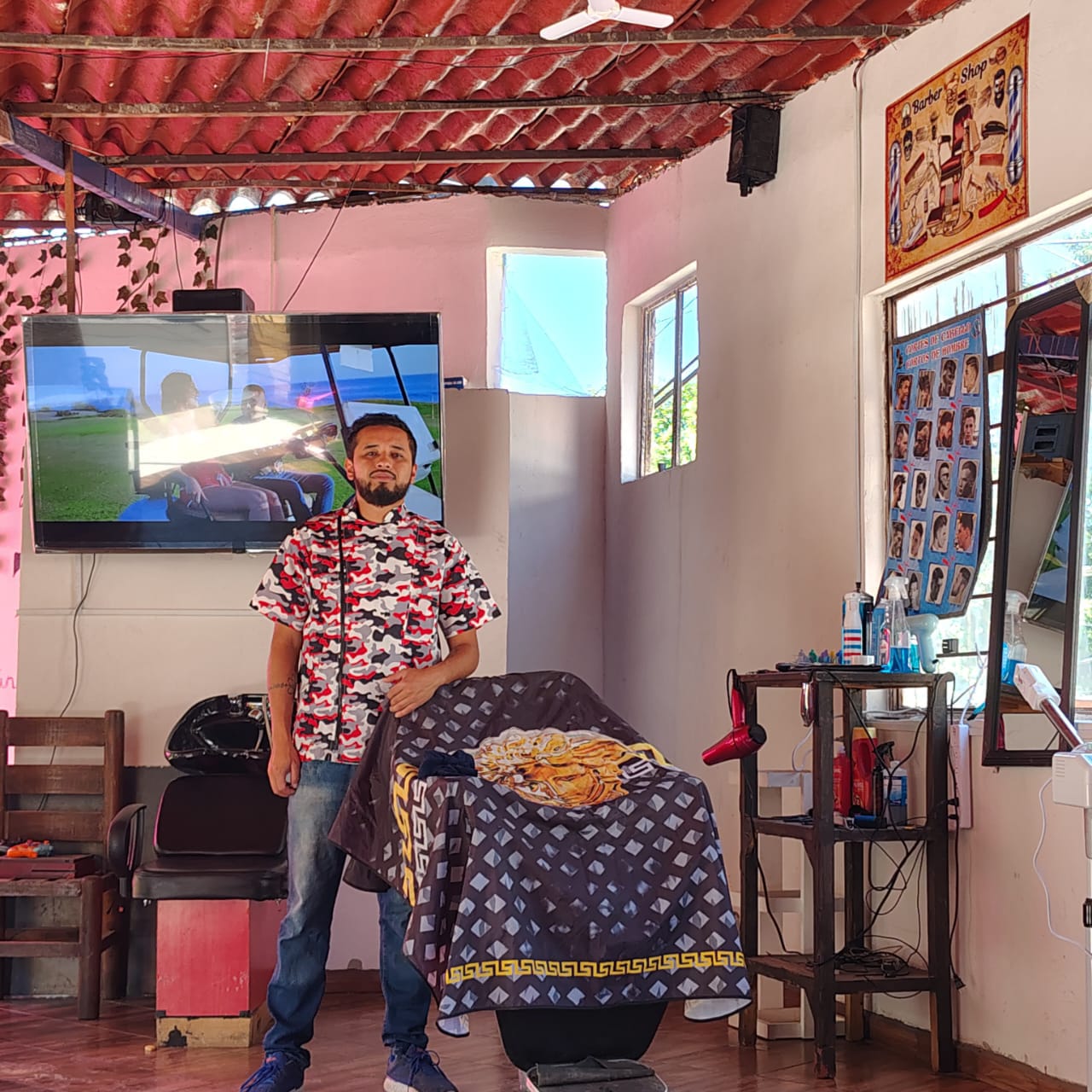Egresado de RodVel en su barbería